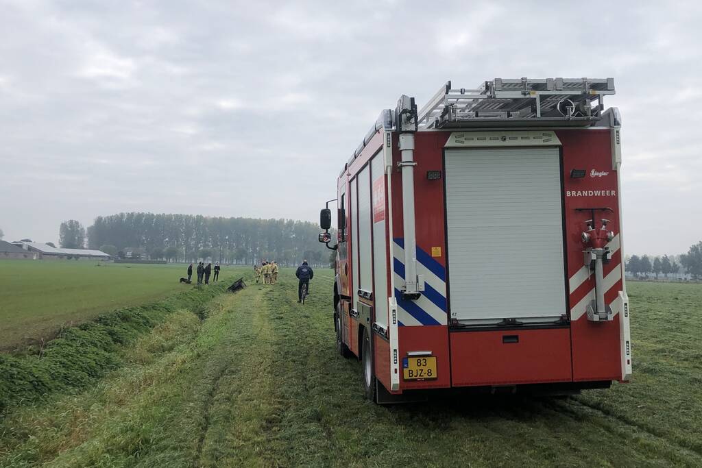 Paard en wagen valt in sloot