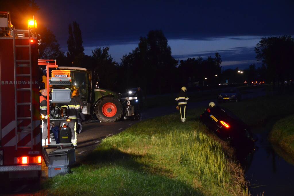 Bestuurder auto gewond bij botsing met tractor