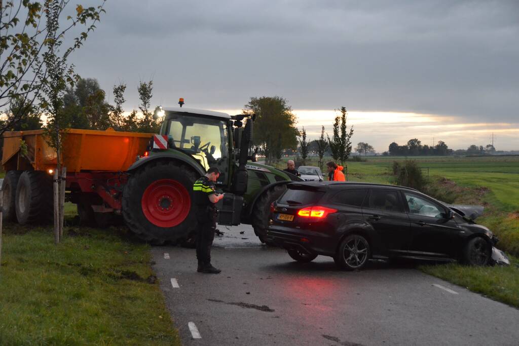Bestuurder auto gewond bij botsing met tractor
