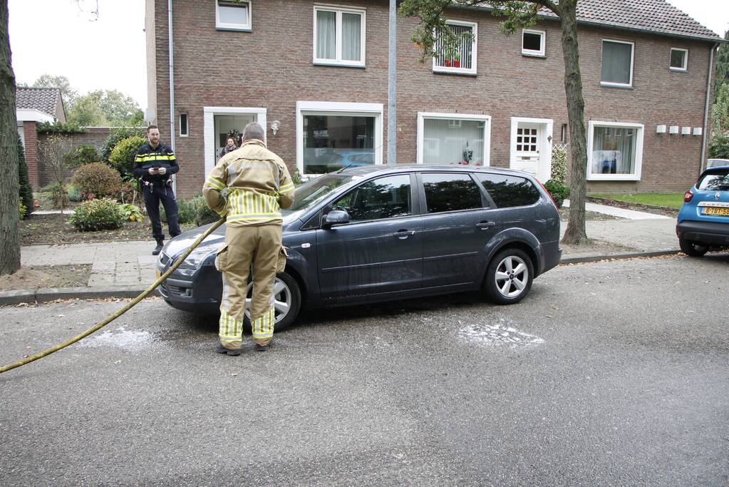 Brandweer blust brand in motorkap