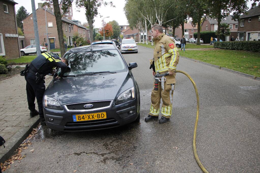 Brandweer blust brand in motorkap