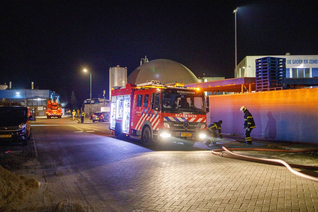 Grote uitslaande brand bij visverwerkingsbedrijf