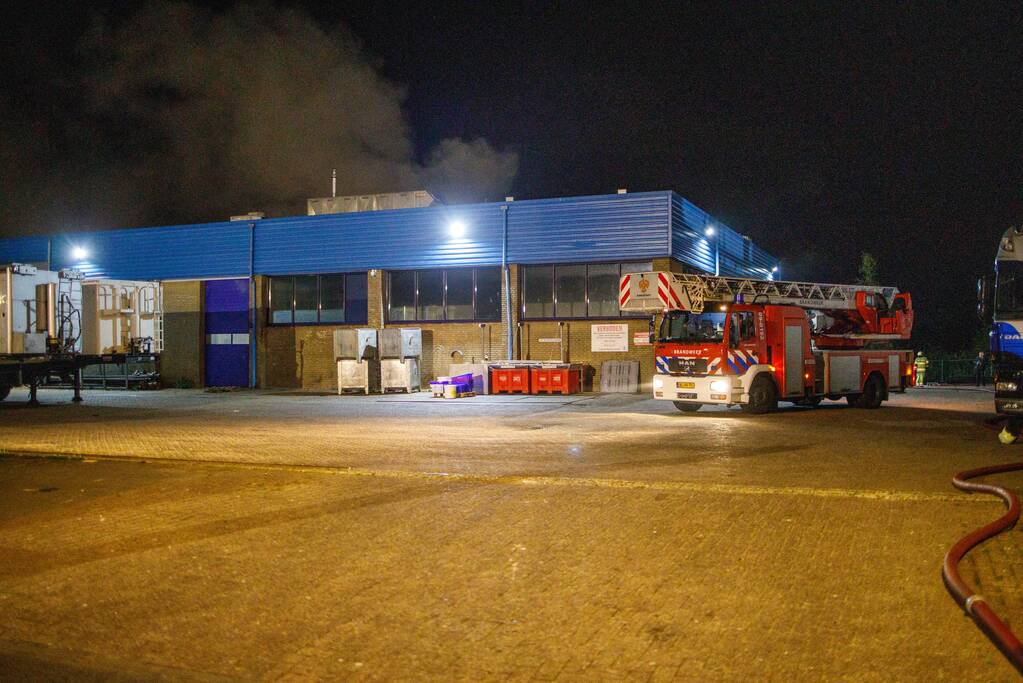 Grote uitslaande brand bij visverwerkingsbedrijf