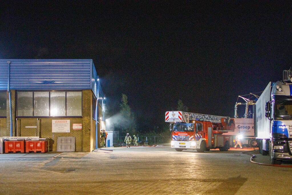 Grote uitslaande brand bij visverwerkingsbedrijf