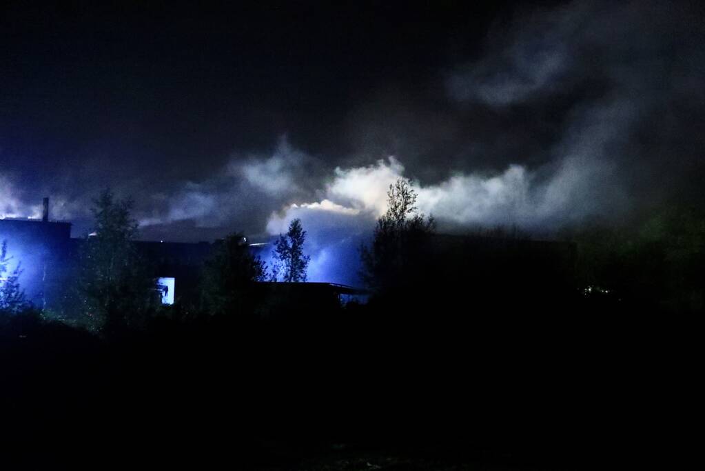 Grote uitslaande brand bij visverwerkingsbedrijf