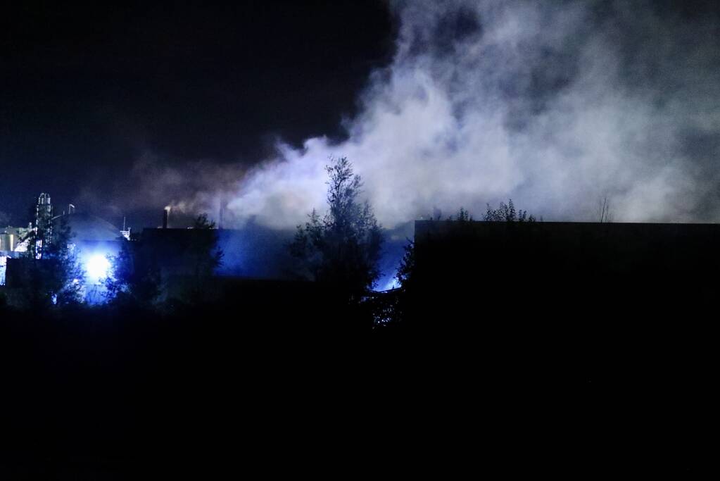 Grote uitslaande brand bij visverwerkingsbedrijf