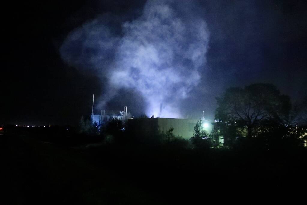 Grote uitslaande brand bij visverwerkingsbedrijf