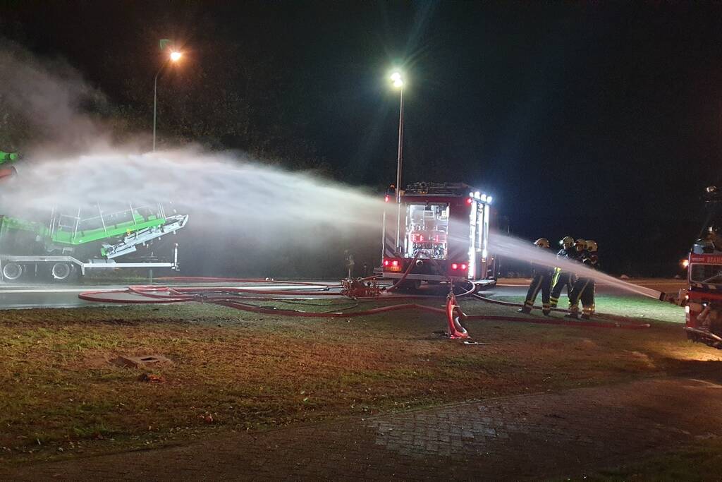 Trailer van vrachtwagen vliegt in brand voor stoplicht