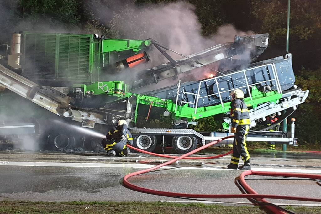 Trailer van vrachtwagen vliegt in brand voor stoplicht