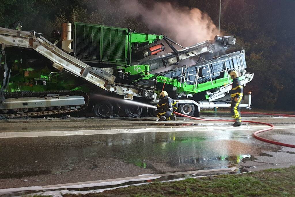 Trailer van vrachtwagen vliegt in brand voor stoplicht