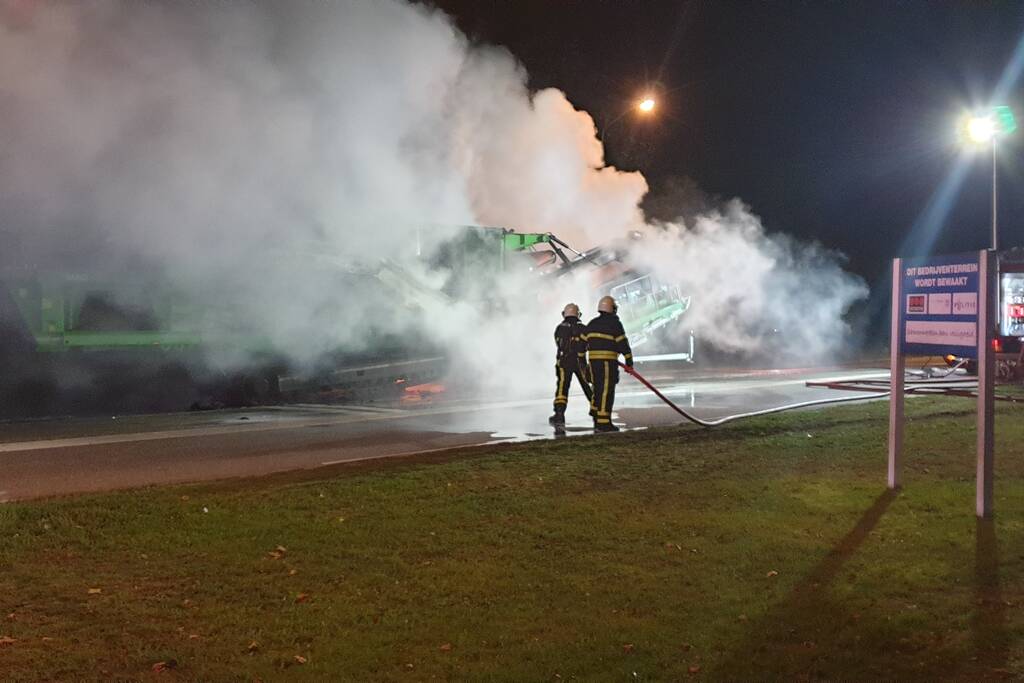 Trailer van vrachtwagen vliegt in brand voor stoplicht