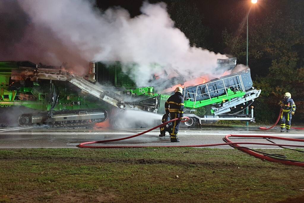 Trailer van vrachtwagen vliegt in brand voor stoplicht