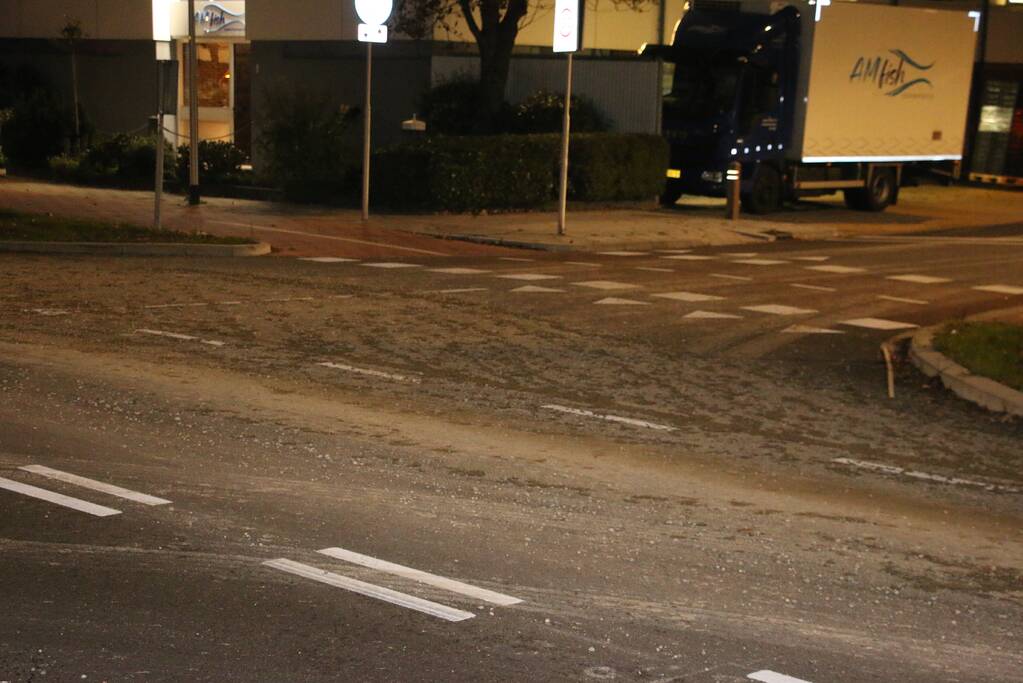 Vrachtwagen verliest lading, weg bezaaid met beton en stenen