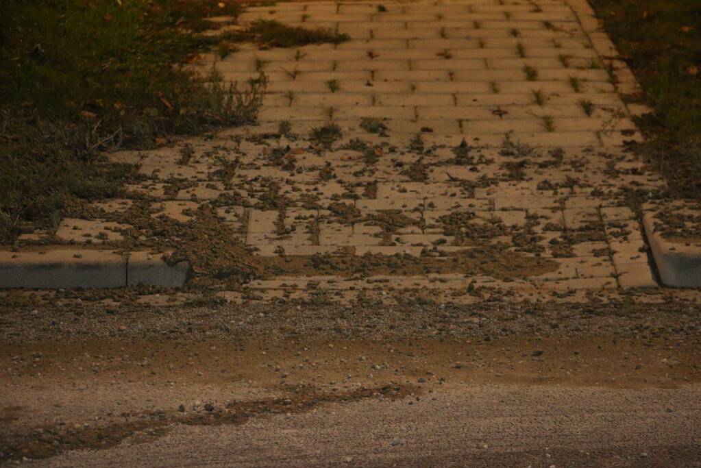 Vrachtwagen verliest lading, weg bezaaid met beton en stenen