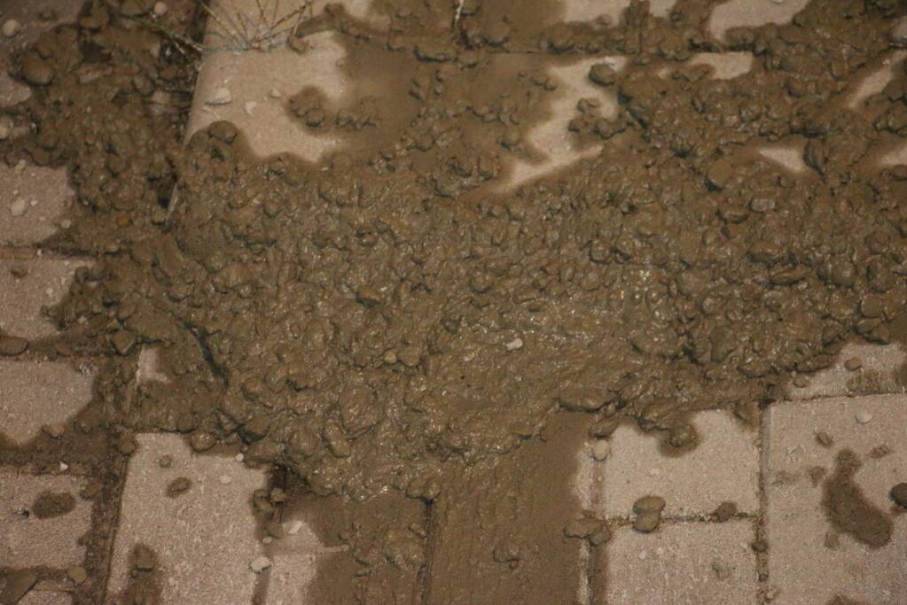 Vrachtwagen verliest lading, weg bezaaid met beton en stenen