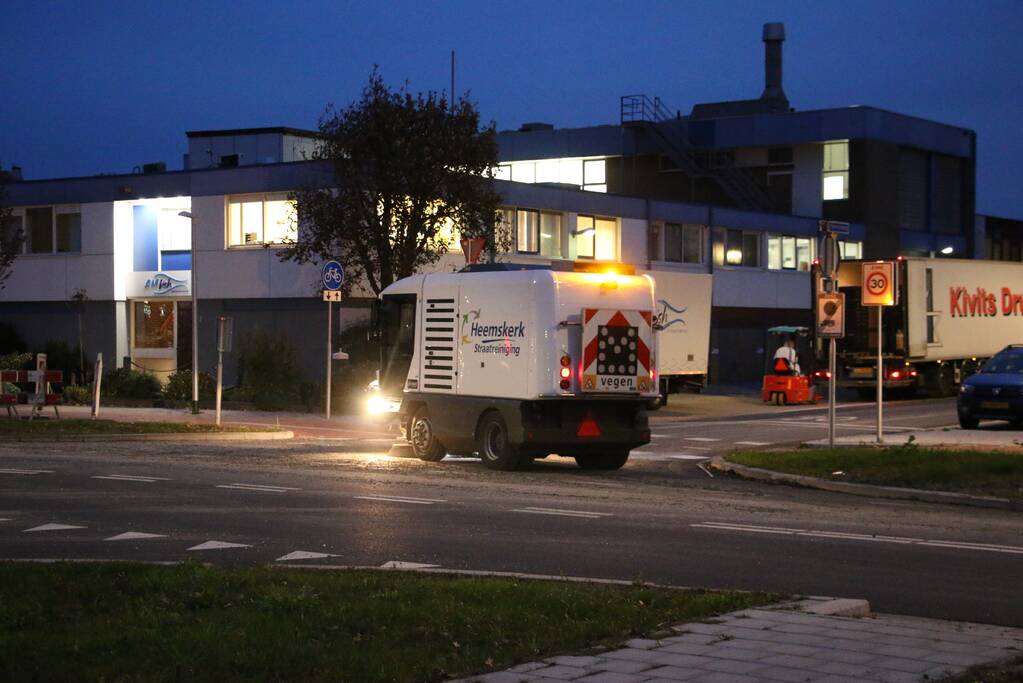 Vrachtwagen verliest lading, weg bezaaid met beton en stenen