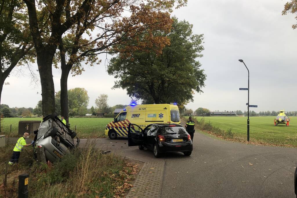 Auto belandt op de kop na ongeval tussen twee personenauto's