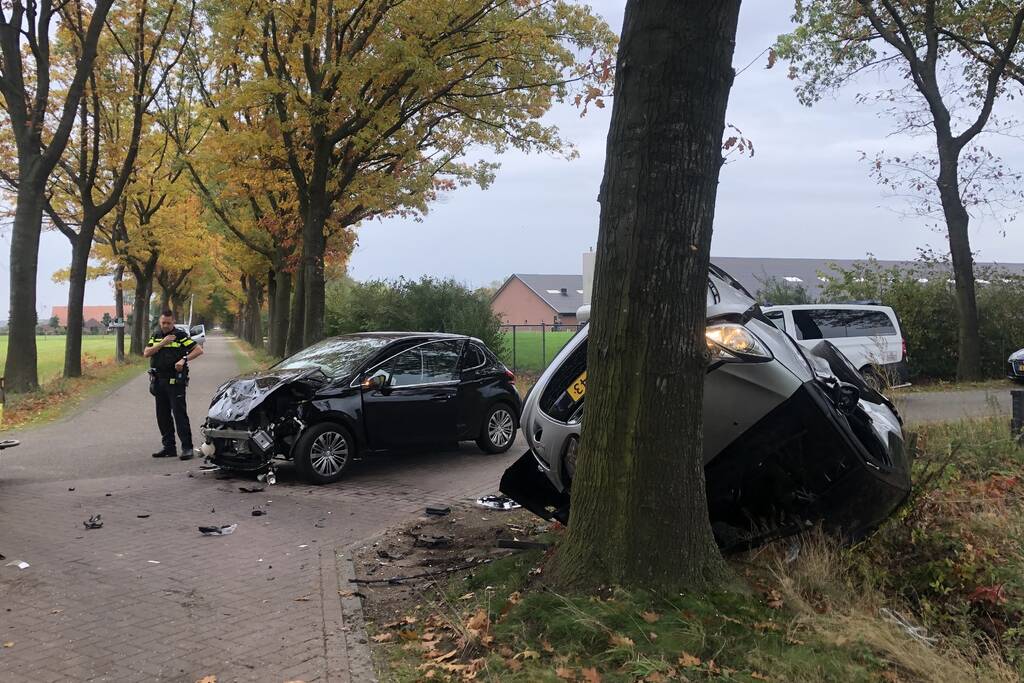 Auto belandt op de kop na ongeval tussen twee personenauto's