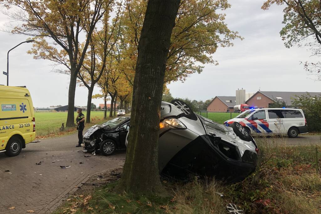 Auto belandt op de kop na ongeval tussen twee personenauto's
