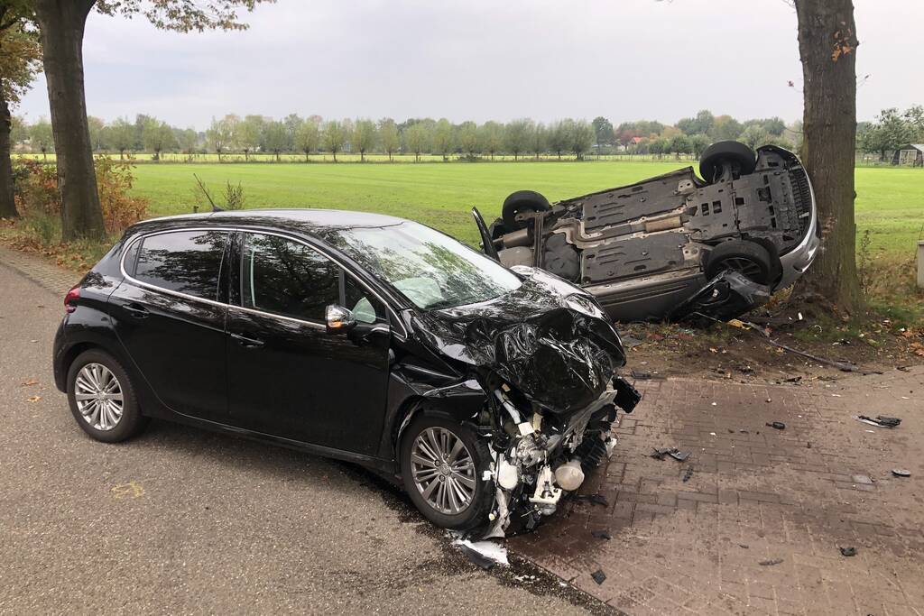 Auto belandt op de kop na ongeval tussen twee personenauto's