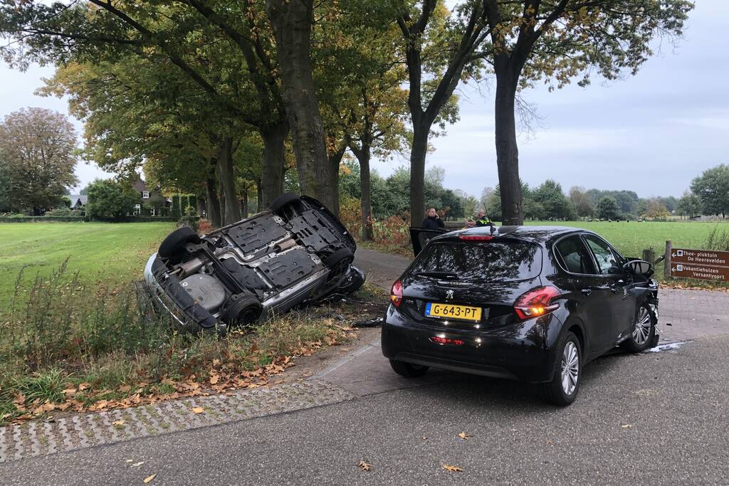 Auto belandt op de kop na ongeval tussen twee personenauto's