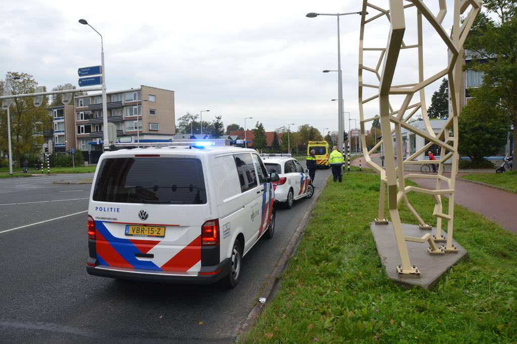 Vrouw gewond na aanrijding met doorrijder