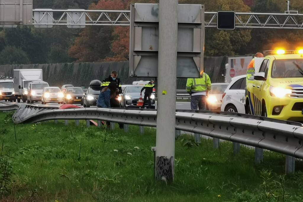 Voertuig in vangrail na ongeval