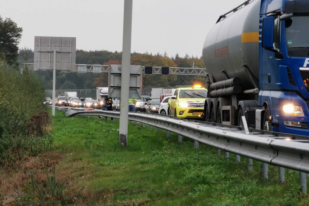 Voertuig in vangrail na ongeval