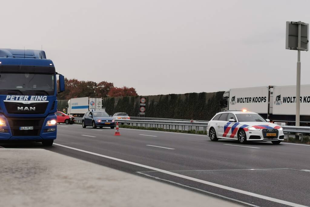 Voertuig in vangrail na ongeval