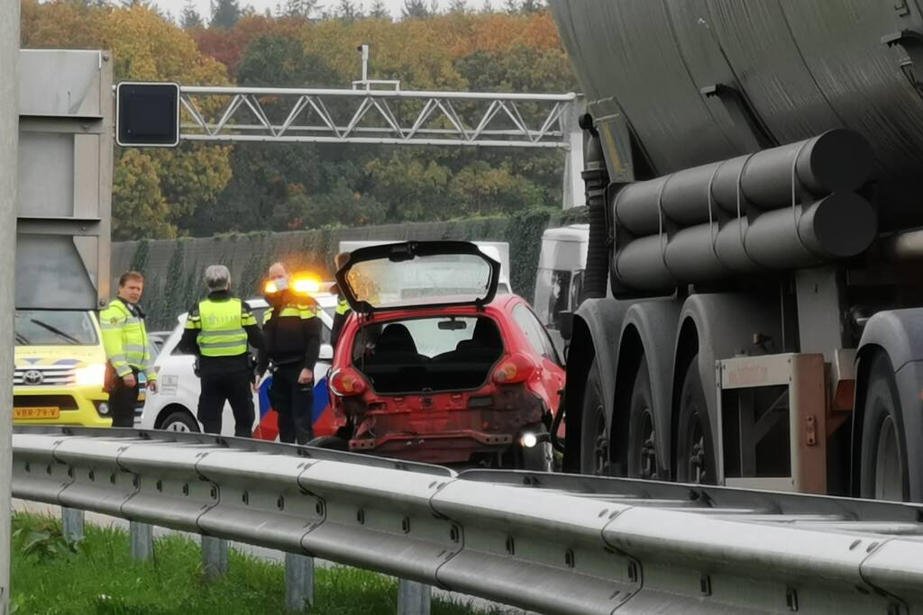 Voertuig in vangrail na ongeval