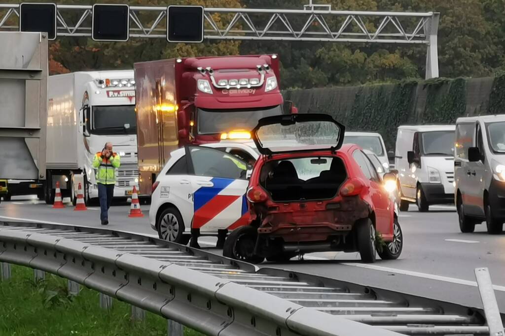 Voertuig in vangrail na ongeval