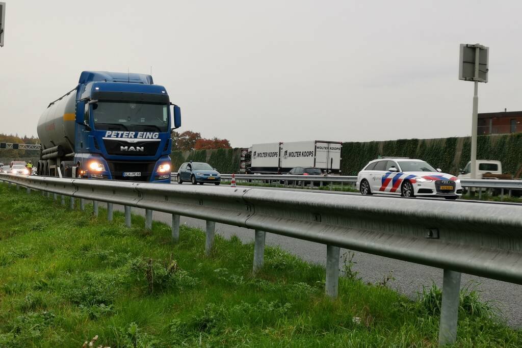 Voertuig in vangrail na ongeval