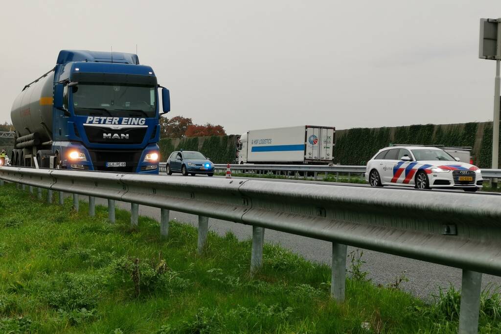 Voertuig in vangrail na ongeval