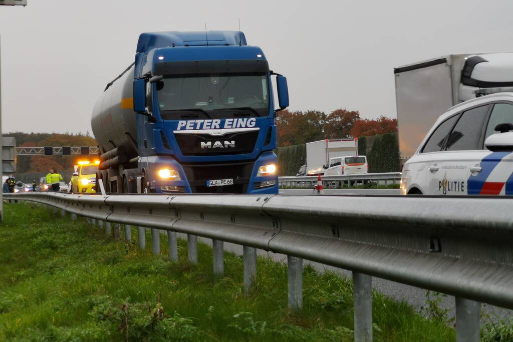 Voertuig in vangrail na ongeval