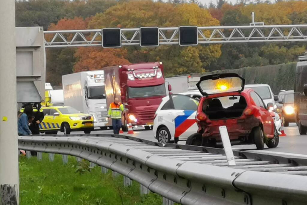 Voertuig in vangrail na ongeval