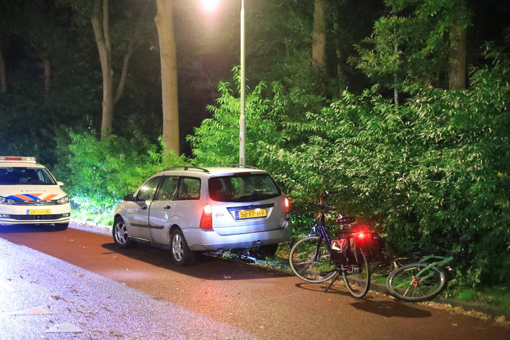 Fietsers wijken uit en knallen tegen auto