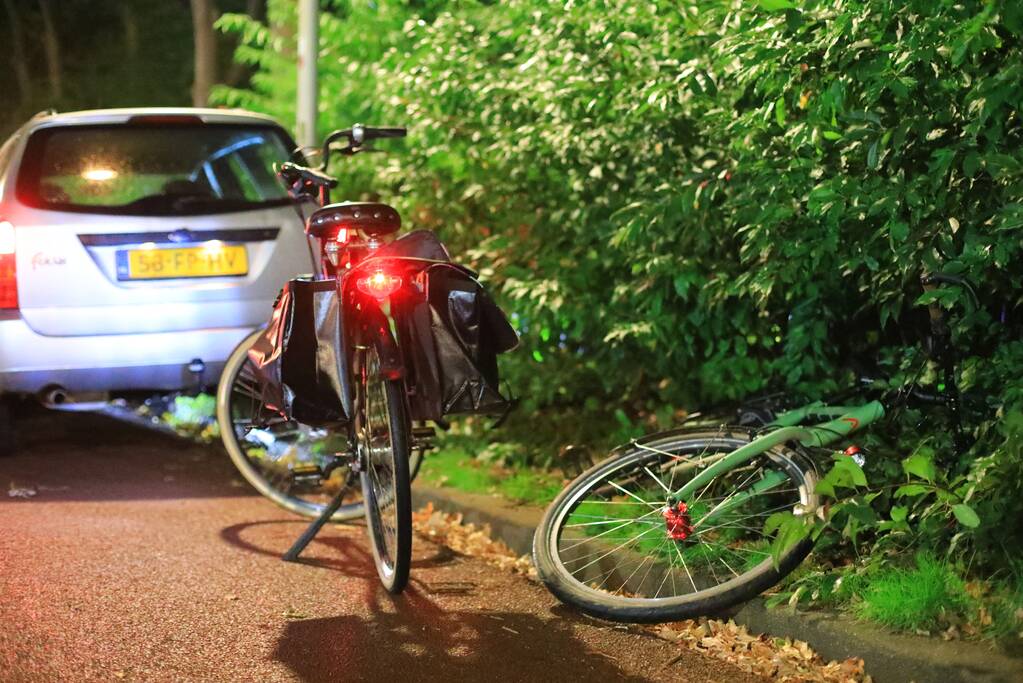 Fietsers wijken uit en knallen tegen auto