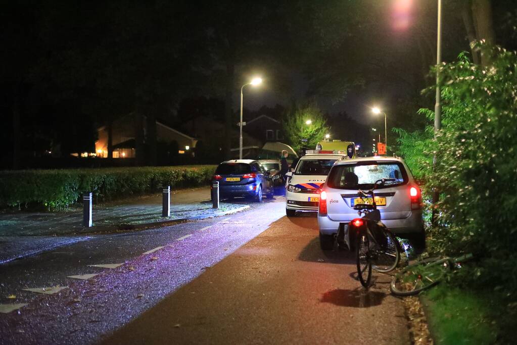 Fietsers wijken uit en knallen tegen auto