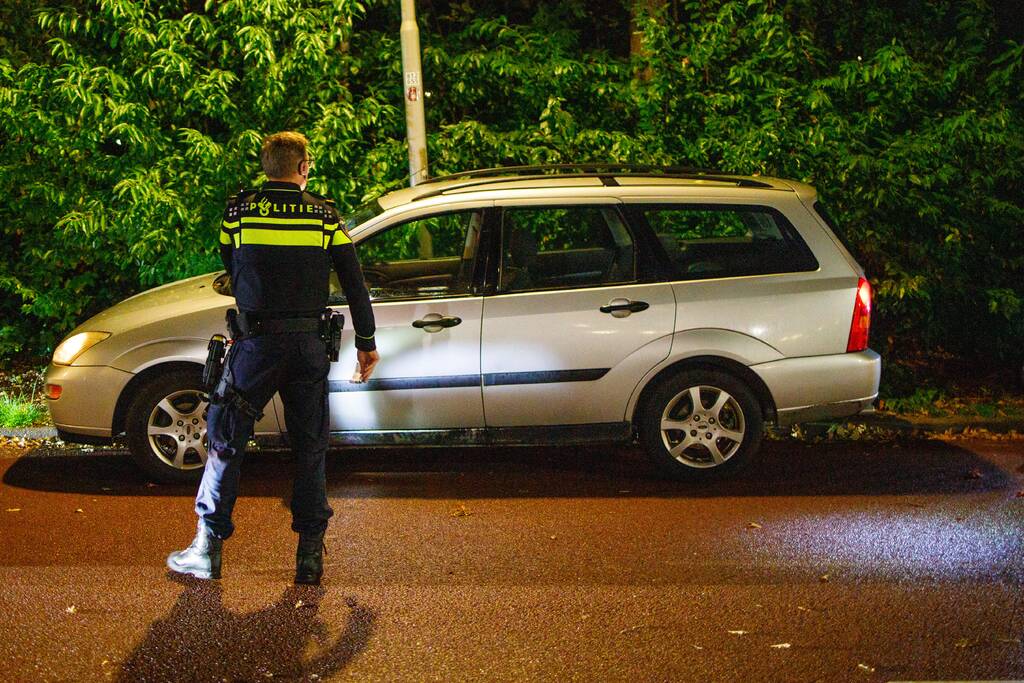 Fietsers wijken uit en knallen tegen auto