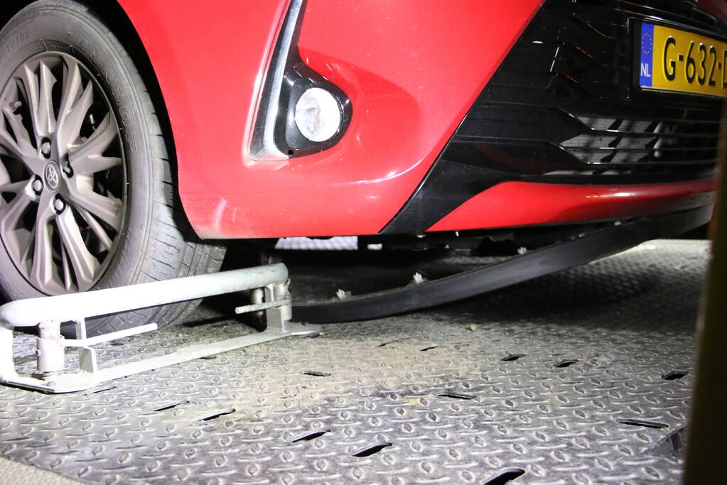 Personenauto heeft schade na aanrijding met hert