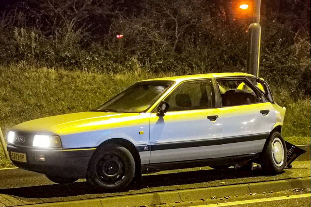 Auto raakt in slip en rijdt tegen een paal