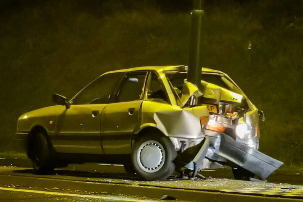Auto raakt in slip en rijdt tegen een paal