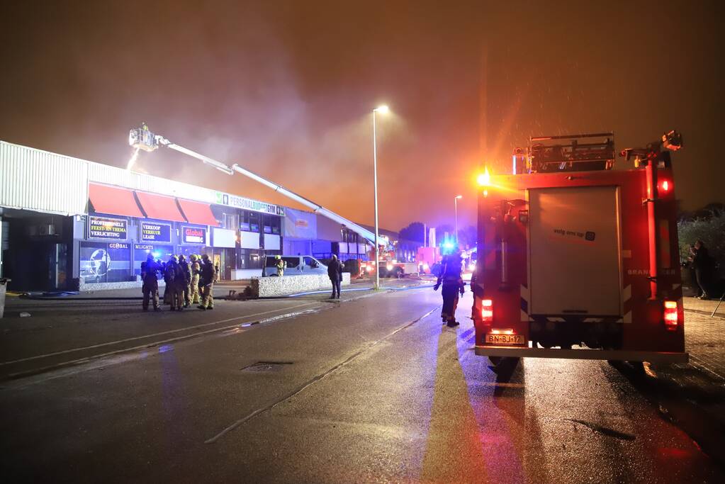 Grote brand in bedrijfspand
