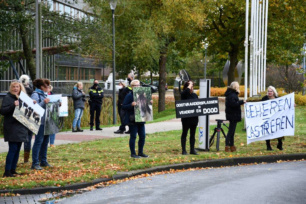 Demonstratie tegen slachten konikpaarden en heckrunderen Oostvaarderplassen