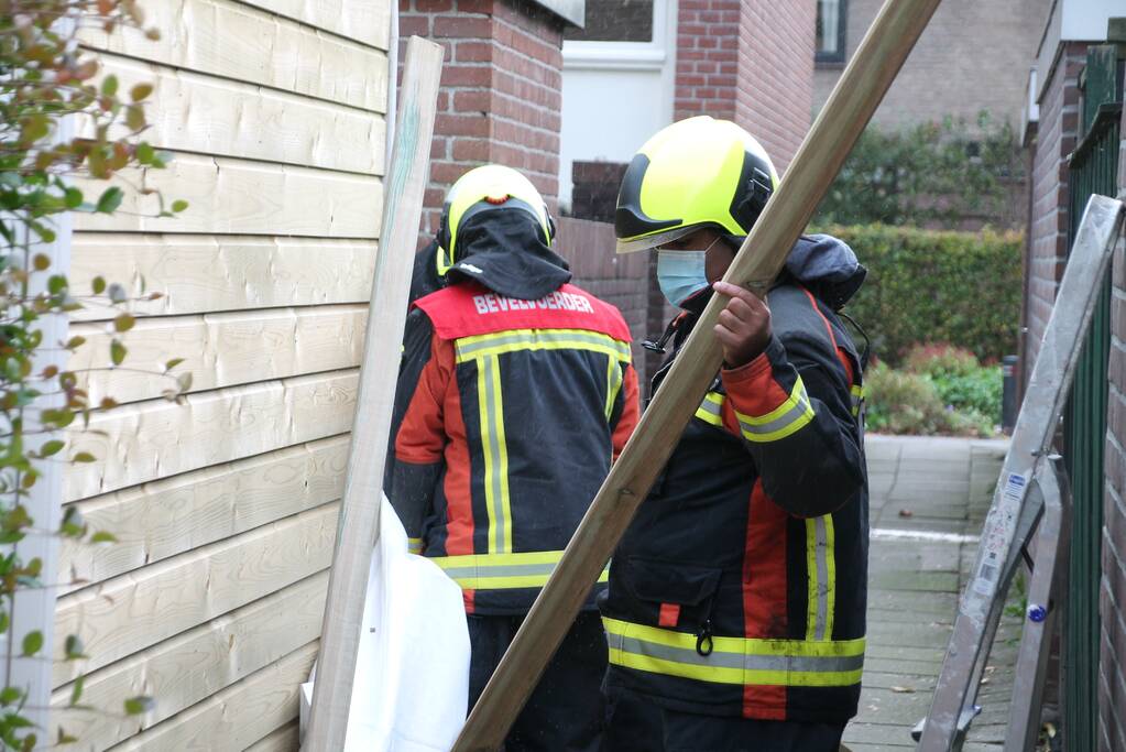 Partytent dreigt weg te vliegen door harde wind