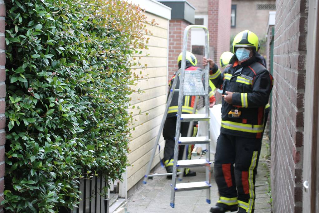 Partytent dreigt weg te vliegen door harde wind
