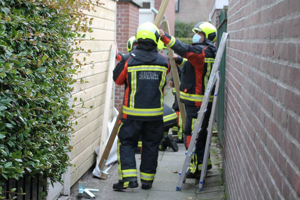 Partytent dreigt weg te vliegen door harde wind