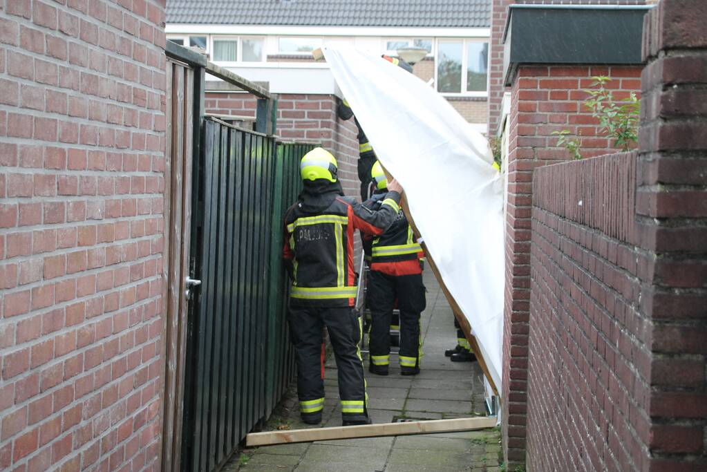 Partytent dreigt weg te vliegen door harde wind