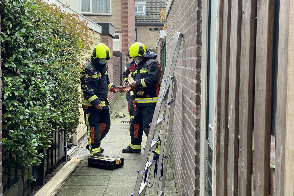 Partytent dreigt weg te vliegen door harde wind