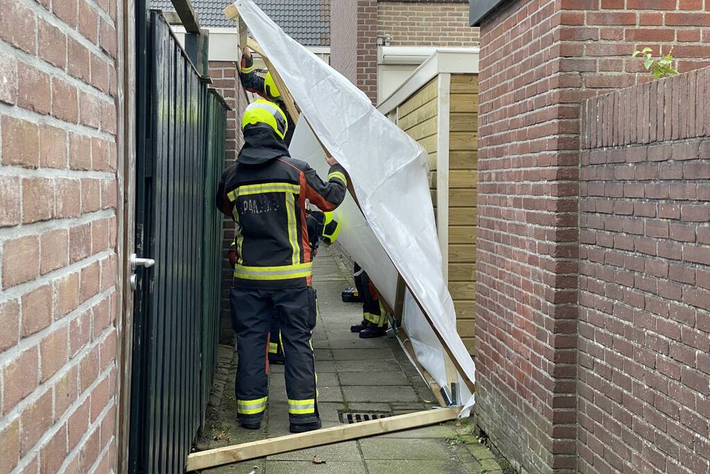 Partytent dreigt weg te vliegen door harde wind